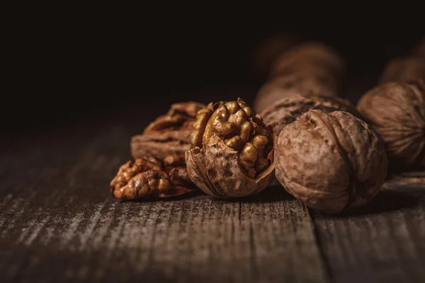 Close View Shelled Whole Walnuts Wooden Tabletop — Free Stock Photo