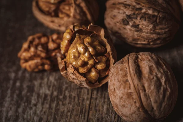 Vista Cerca Nueces Descascaradas Enteras Mesa Madera — Foto de stock gratuita