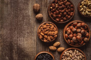 üstten görünüm üzerinde ahşap masa üstü düzenlenmiş kase fındık