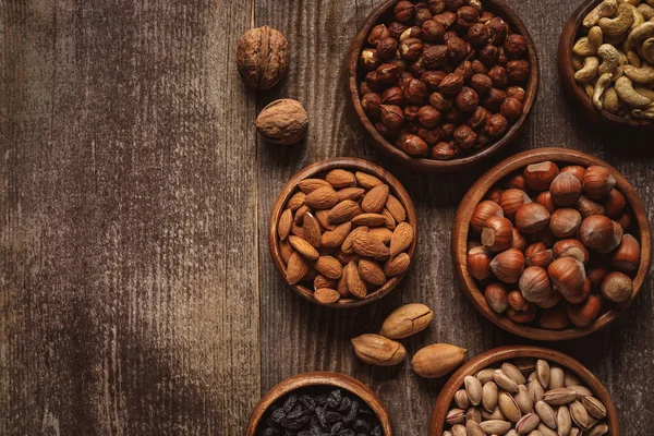 üstten görünüm üzerinde ahşap masa üstü düzenlenmiş kase fındık