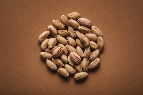 Top View Pile Pistachio Nuts Brown Backdrop — Stock Photo, Image