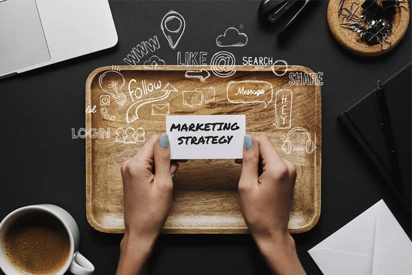 Mãos Femininas Segurando Cartão Visita Com Letras Estratégia Marketing Ícones — Fotografia de Stock