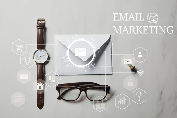 Brief Sjabloon Met Bril Horloge Witte Marmeren Achtergrond Met Mailmarketing — Stockfoto