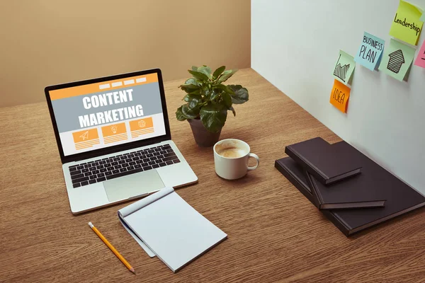 Laptop Con Scritte Content Marketing Sullo Schermo Quaderni Matite Tavolino — Foto Stock