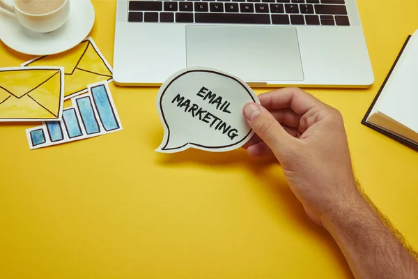 Bijgesneden Afbeelding Van Man Met Tekstballon Met Mailmarketing Belettering Buurt — Stockfoto