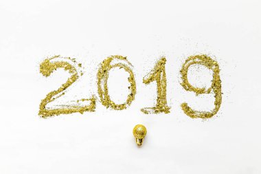 Altın ışıltılı 2019 sembolü ve beyaz arka plan üzerinde parlak Noel top  