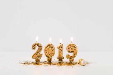 2019 mumlar ve altın konfeti beyaz arka plan üzerinde yanan yakından görmek 