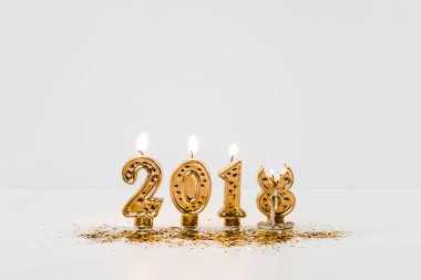 2018 mumlar ve altın konfeti beyaz zemin üzerine yazma