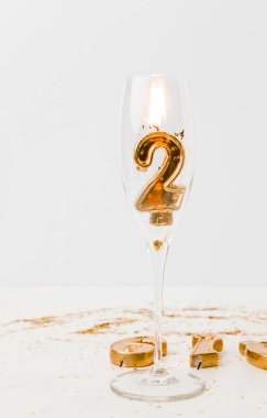 şampanya kadehi ve beyaz mum yanan ile altın 2019 sayılar