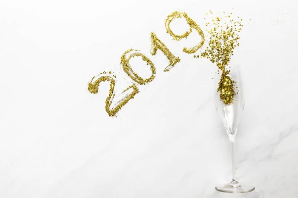 2019 Nummers Champagne Glas Met Gouden Confetti Witte Achtergrond — Stockfoto