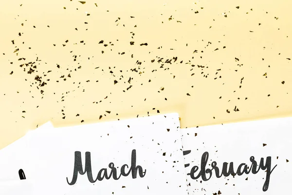 Bovenaanzicht Van Maart Februari Kalender Gouden Confetti Beige Achtergrond — Stockfoto