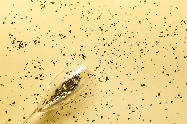 Bovenaanzicht Van Een Glas Wijn Feestelijke Gouden Confetti Beige Achtergrond — Stockfoto