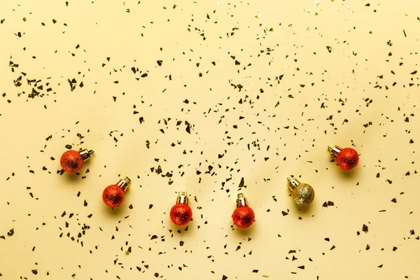 Vista Superior Adornos Navidad Rojos Dorados Confeti Brillante Sobre Fondo — Foto de Stock