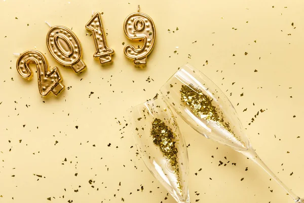 Bovenaanzicht Van Champagneglazen Met Gouden Confetti 2019 Kaarsen Beige — Stockfoto