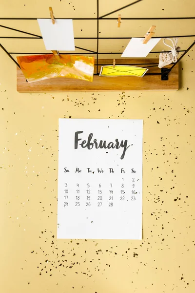 Top View Φεβρουάριος Ημερολόγιο Χρυσές Κομφετί Και Κάρτες Μανταλάκια Μπεζ — Φωτογραφία Αρχείου