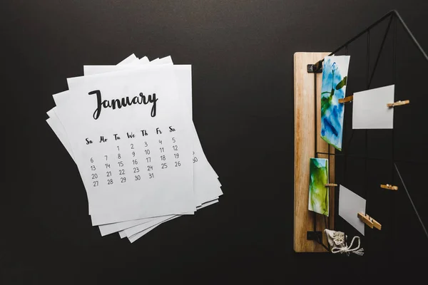 Vista Superior Del Calendario Enero Pinturas Sobre Pinzas Ropa Negro — Foto de Stock