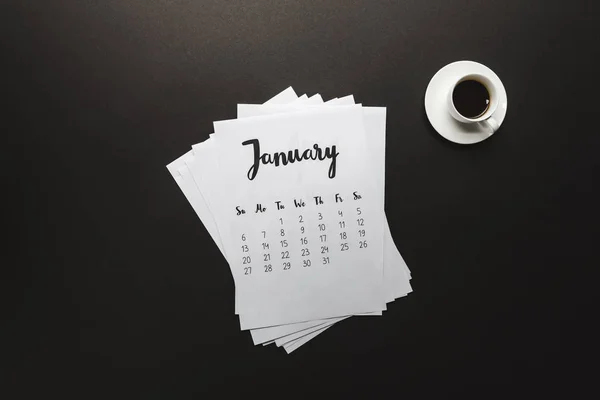 Κάτοψη Του Ημερολόγιο Ιανουάριος Και Φλυτζάνι Καφέ Μαύρο — Φωτογραφία Αρχείου
