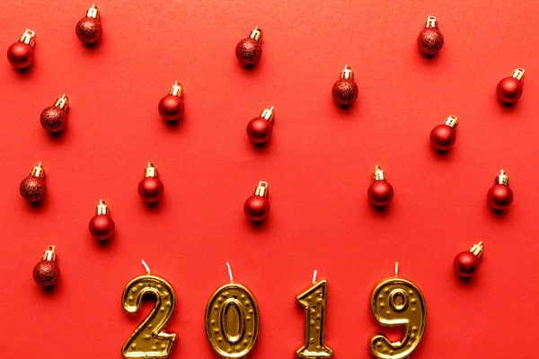 Top View Golden 2019 Numbers Candles Red Christmas Balls Red — Stock Photo, Image