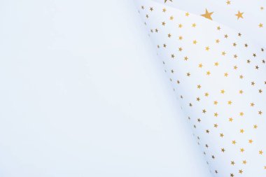 Festival kağıt altın yıldız üzerinde beyaz izole tarafından dekore edilmiş üstten görünüm 