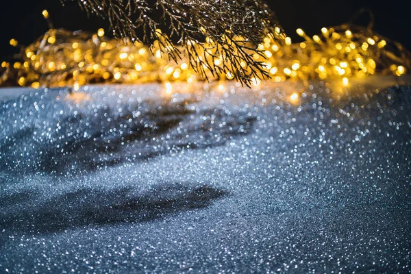 Праздничная Ветвь Украшенная Золотым Блеском Тенью Сверкающей Поверхности Рождественский Фон — стоковое фото