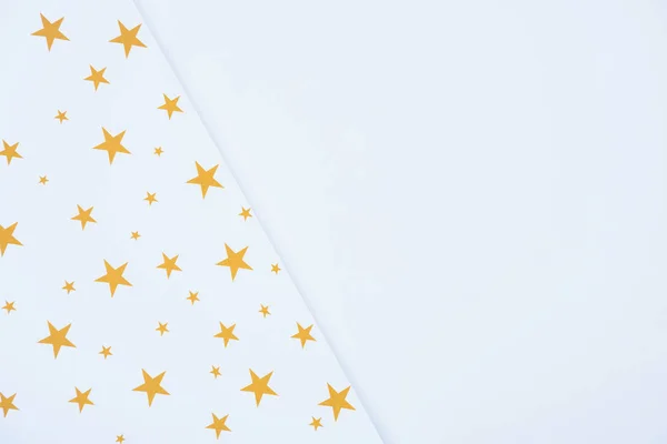 Vista Elevada Papel Festivo Decorado Por Estrelas Douradas Isoladas Branco — Fotografia de Stock