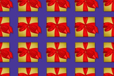 Sorunsuz Noel arka plan kırmızı yay ile sarı hediye kutuları ile üstten görünüm