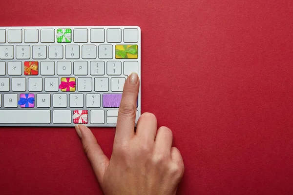 Cropped View Woman Computer Keyboard Presents Buttons Red Background Online — Stock Photo, Image