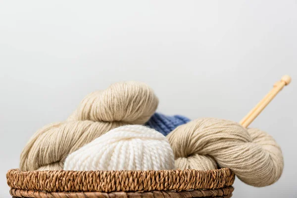 Nahaufnahme Des Strickens Mit Stricknadeln Weidenkorb Vor Grauem Hintergrund — Stockfoto