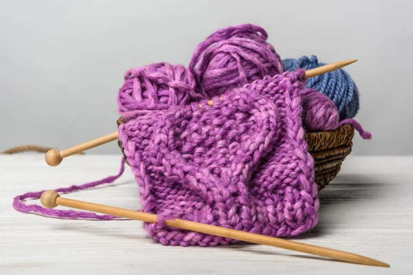 Vue Rapprochée Tricot Dans Panier Osier Sur Table Blanche Sur — Photo