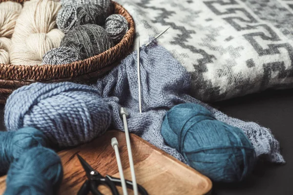 毛布で暗いテーブルの上の編み物 はさみや針編みのビューをクローズ アップ — ストック写真