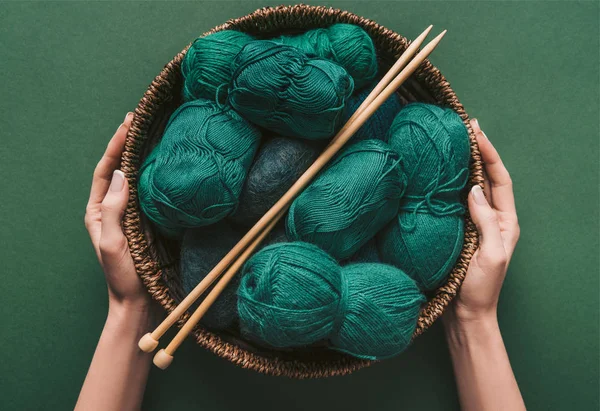 Cropped Shot Woman Holding Wicker Basket Yarn Knitting Needles Green — Stock Photo, Image