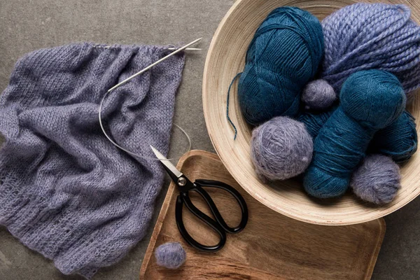 Flat Lay Purple Blue Yarn Balls Scissors Knitting Needles Grey — Stock Photo, Image