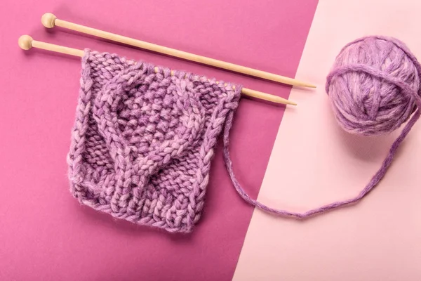 Flache Lage Mit Lila Garnknäuel Und Stricknadeln Auf Rosa Und — Stockfoto