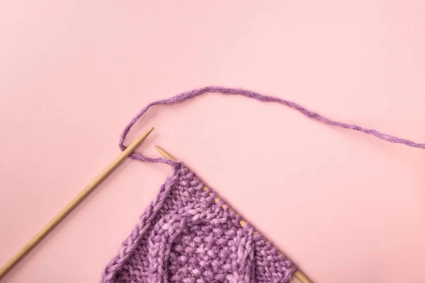 Flat Lay Purple Yarn Knitting Needles Pink Surface — Stock Photo, Image