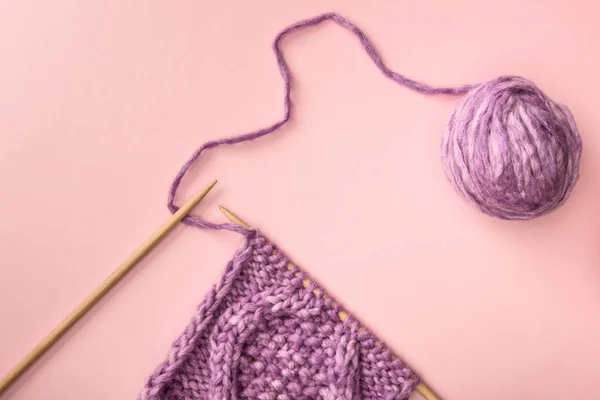 Pose Plate Avec Fil Violet Aiguilles Tricoter Sur Surface Rose — Photo