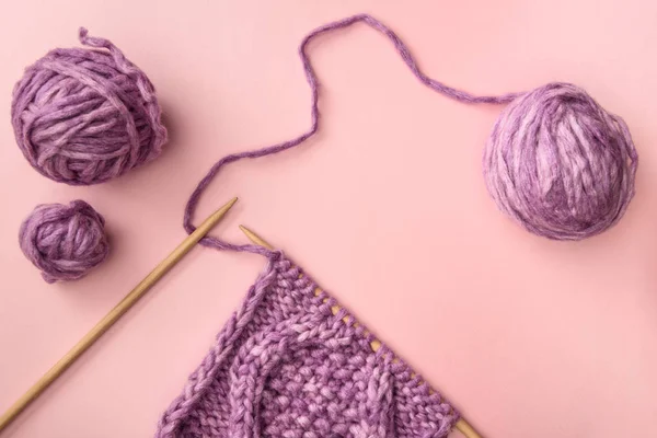 Pose Plate Avec Fil Violet Aiguilles Tricoter Sur Surface Rose — Photo