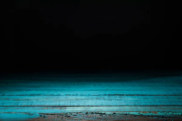 黒に明るいターコイズ ブルー ストライプ木製の背景 — ストック写真
