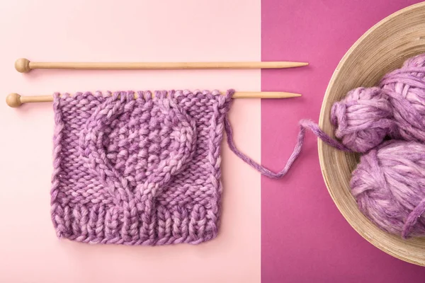 Flat lay with purple yarn clews in bowl and knitting needles on pink and purple backdrop — Stock Image Flat Lay Purple Yarn Clews Bowl Knitting Needles Pink Purple Stock Image