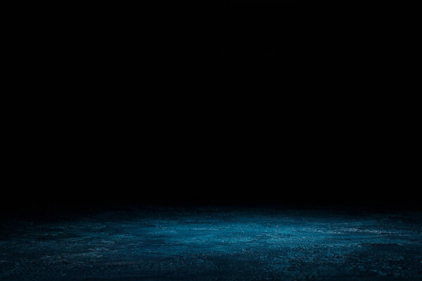 темно-синий шабби деревянный фон на черном
