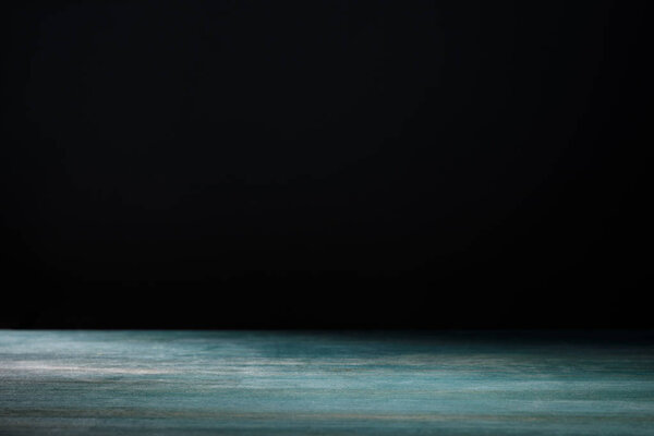 бирюзовый полосатый деревянный фон на черном
