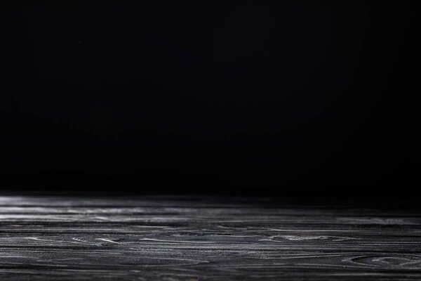 темно-серый полосатый деревянный стол на черном
