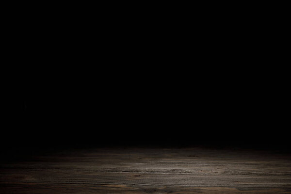 серый полосатый деревянный материал на черном
