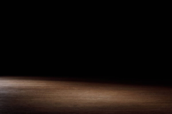 темно-коричневая полосатая древесина
