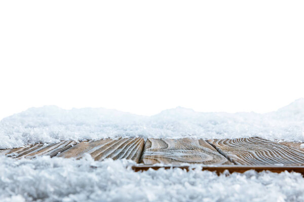 полосатый коричневый деревянная доска покрыта снегом на белом
