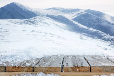 çizgili kahverengi ahşap yolu ve güzel kış dağlar