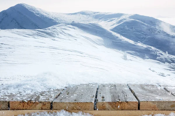 Çizgili Kahverengi Ahşap Yolu Güzel Kış Dağlar — Stok fotoğraf