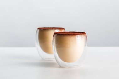 kakao tozu ile iki tiramisu tatlılar