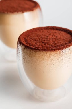 tiramisu tatlı kakao tozu ile yakın çekim  