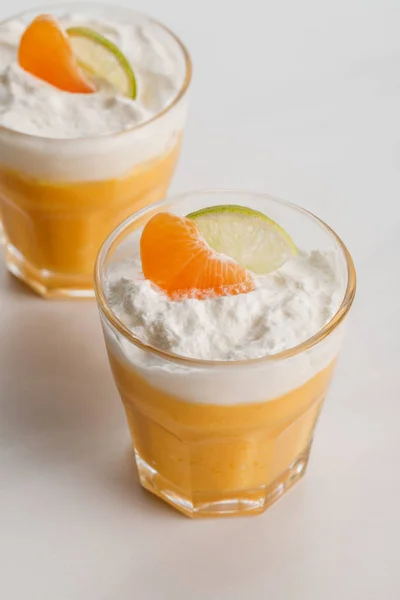 Postres Crema Naranja Con Mandarina Rodajas Lima Vasos —  Fotos de Stock