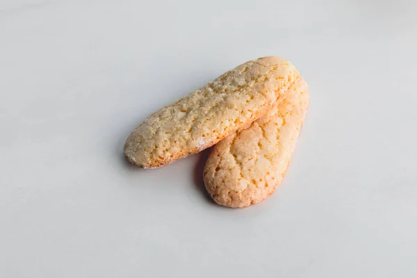 Close Van Twee Zoete Shortbread Koekjes Grijze Achtergrond — Gratis stockfoto